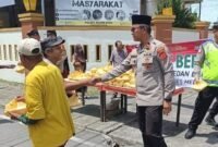 Kapolsek Medan Baru, Kompol Bambang Gunanti Hutabarat, S.H.,M.H Membagikan Jumat Berkah Kepada Warga (31/7/26)