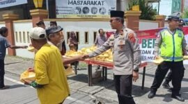 Kapolsek Medan Baru, Kompol Bambang Gunanti Hutabarat, S.H.,M.H Membagikan Jumat Berkah Kepada Warga (31/7/26)