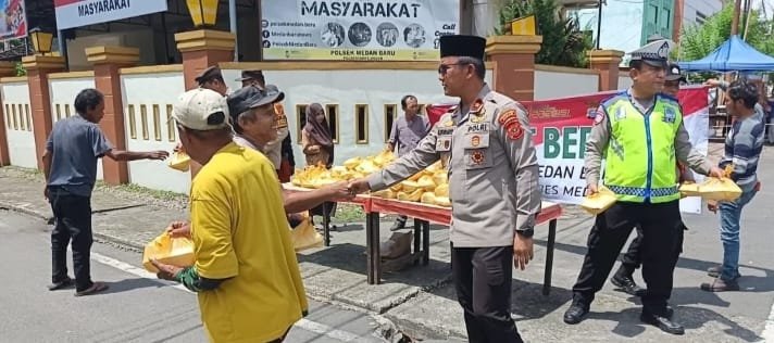 Kapolsek Medan Baru, Kompol Bambang Gunanti Hutabarat, S.H.,M.H Membagikan Jumat Berkah Kepada Warga (31/7/26)