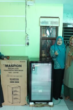 KETUA TP PKK ASAHAN SERAHKAN BANTUAN SARANA UMKM UNTUK POKLAK KELURAHAN SENTANG