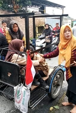 Diduga Jalan Licin, Siswi di disimpang empat Tergelincir ke Parit Saat Berangkat Sekolah