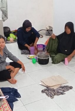 SEMANGAT GOTONG ROYONG WARNAI PELEPASAN PINDAH RUMAH BAPAK UDIN DAN IBU RIA DI JAMPALAN, WARGA RAMAI UCAPKAN SELAMAT DAN GELAR DOA SELAMATAN
